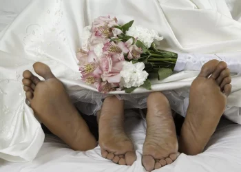 Noiva é flagrada fazendo sexo com tio do noivo antes do casamento