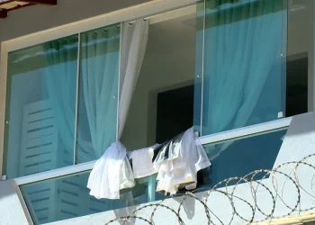 Mulher aluga casa via app e encontra homem morto no local