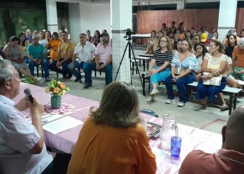 Prefeito Enivaldo dos Anjos cala boca de vice em reunião da escola de Vila Paulista