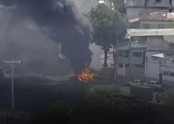 Helicóptero da PM é atingido por tiros e faz pouso forçado no RJ