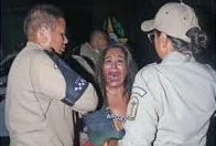 Mulher ataca todos com mordidas e é presa