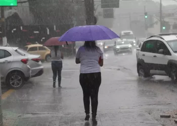 Inmet emite alerta para chuvas intensas nesta quarta em quase todo o país
