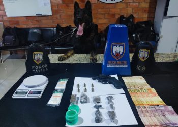 Polícia Militar apreende arma, drogas e duas pessoas foram conduzidas para Delegacia