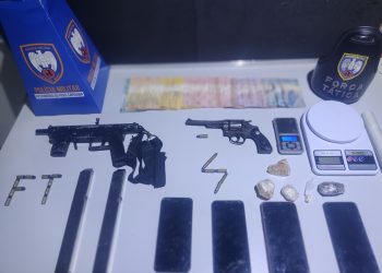 PM apreende submetralhadora, dinheiro e drogas em Barra de São Francisco