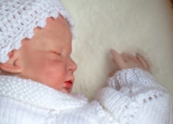 Homem agride bebê ao achar que casal furava fila com boneca “reborn”
