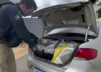 Casal de Barra de São Francisco é preso em flagrante com carro recheado de drogas