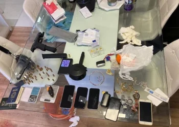 Casal é encontrado morto após vizinhos verem sangue escorrendo pela parede