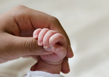 Bebê de 45 dias morre após complicações de pneumonia diagnosticada tardiamente em hospital no Noroeste do Estado