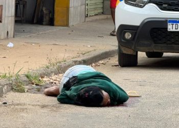 Mulher é brutalmente assassinada a facadas em plena luz do dia no centro de Mantena
