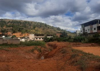 Prefeitura realiza limpeza de córrego na Vila Vicente e moradores comemoram ação