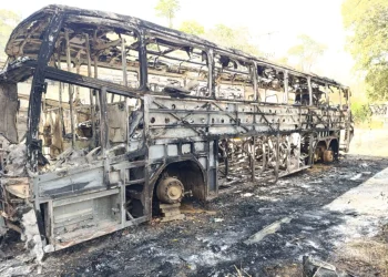 Incêndio Destrói Dois Ônibus Durante a Madrugada em Barra de São Francisco