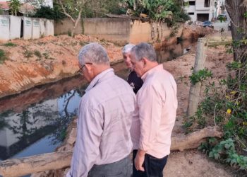 Prefeito Enivaldo dos Anjos vistoria obras de galerias pluviais em Barra de São Francisco