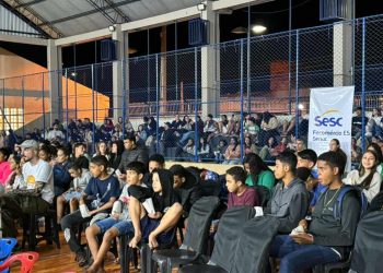CineSolar lota ginásio em Vila Paulista com cinema movido a energia solar