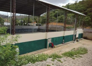 Quadra do bairro Irmãos Fernandes passa por reforma em Barra de São Francisco