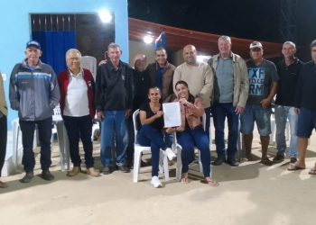 Prefeitura entrega arado fixo para Associação de Moradores e no Córrego do Itá