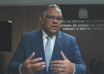 Secretário de Segurança do ES viaja a Israel para vistoriar fuzis que serão adquiridos pelas forças policiais