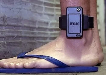 Tornozeleira para agressores é aprovada no Senado