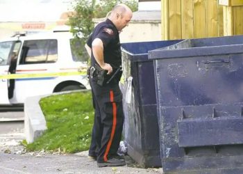 Homem resgata um bebê recém-nascido de uma lata de lixo e descobre que é seu próprio filho