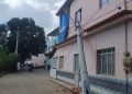 Caminhão atinge poste e causa danos em residência no bairro Bambé em Barra de São Francisco