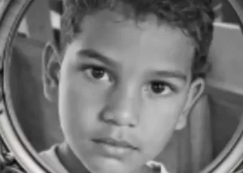Menino de 6 anos morre após ser atingido por mochila com facas; pai é preso em flagrante no Amazonas