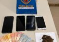 Homem é preso com drogas, dinheiro e celulares durante ação da Polícia Militar em Barra de São Francisco