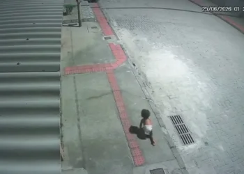 Mãe de bebê encontrada sozinha na rua pode perder a guarda da filha; decisão dependerá da Justiça