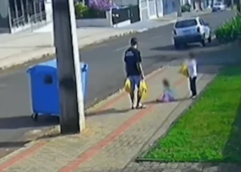 Pai é preso após chutar filha de 3 anos no rosto em rua do Paraná: “Perdi a cabeça”, diz em depoimento