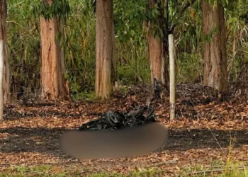 Mistério em Ecoporanga: corpo carbonizado é encontrado ao lado de motocicleta e polícia investiga possível homicídio
