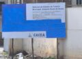 Placa de obra é coberta por determinação da legislação eleitoral e Prefeitura esclarece motivo à população