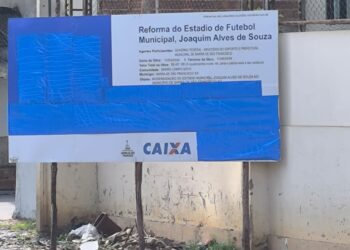 Placa de obra é coberta por determinação da legislação eleitoral e Prefeitura esclarece motivo à população