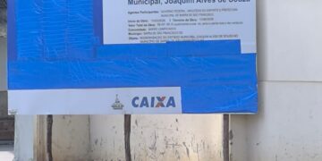 Placa de obra é coberta por determinação da legislação eleitoral e Prefeitura esclarece motivo à população