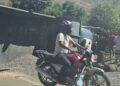 Caminhão carregado com brita tomba em curva e mobiliza Polícia Militar em Barra de São Francisco