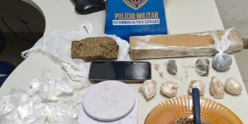 Abordagem da PM revela depósitos de drogas e desarticula ponto de tráfico em Barra de São Francisco