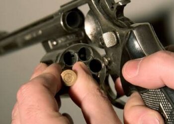 Adolescente de 15 anos é baleada no peito durante suposta “roleta-russa” dentro de casa em Colatina
