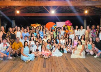 Lual Tropical reúne funcionários da Escola Vicente Amaro em noite de muita alegria e confraternização