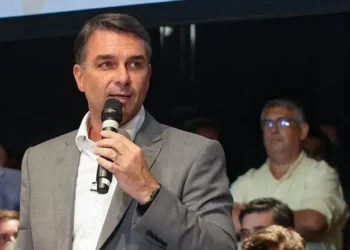 Flávio Bolsonaro defende fim da reeleição