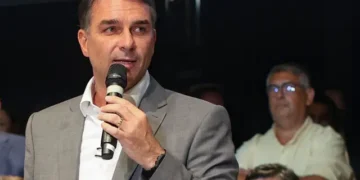 Flávio Bolsonaro defende fim da reeleição