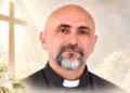 Padre morre após ser atingido por cruz durante missa transmitida ao vivo no Equador