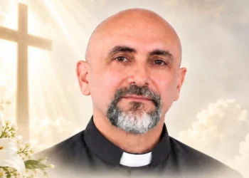 Padre morre após ser atingido por cruz durante missa transmitida ao vivo no Equador