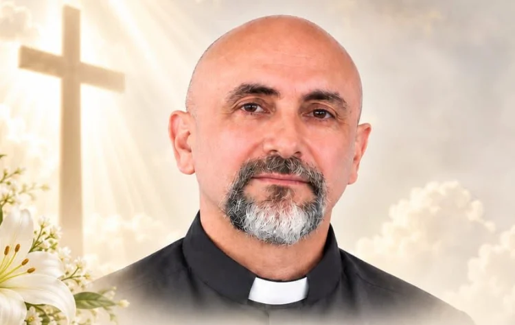 Padre morre após ser atingido por cruz durante missa transmitida ao vivo no Equador
