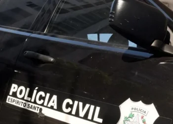Bebê de 1 ano é encontrado sozinho em praça após suposta briga de casal em Vitória